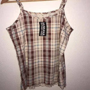 Fint linne  - Ett jätte sött linne i storlek m men passar s, rutigt bra kvalite. Köpt på humana lappen är kvar och säljer just för jag inte har användning för det