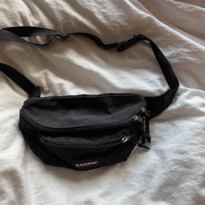 Snygg eastpak vätska! - Säljer denna snygga eastpak väskan med ett stort & ett litet fack. Är inte särskilt använd så alltså i bra skick. Köparen står för frakt eller så möts vi upp i malmö/Lund!💖