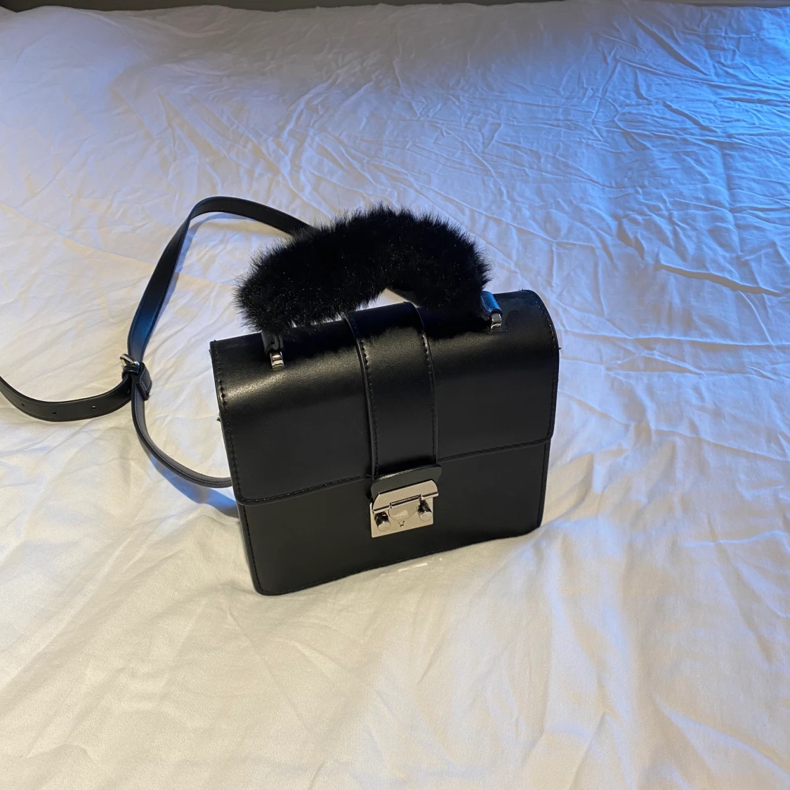 Väska med fluffigt handtag - 90