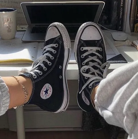 Fina svarta converse i storlek 35! Använda men hela och fina, säljer pga för små för mig!! 100kr + 88kr frakt!. Skor.