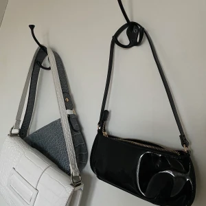 VÄSKA - Svart axelväska i lack som är iprincip helt ny. 80 kr + frakt 🚚 
