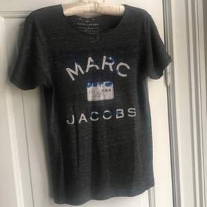 Mörkgrå t-shirt från Marc Jacobs, storlek S, cool slitning vid halsen