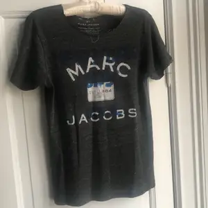 Mörkgrå t-shirt från Marc Jacobs, storlek S, cool slitning vid halsen