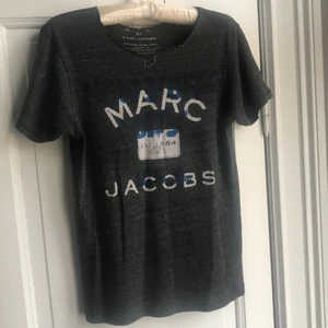 Marc Jacobs t-shirt - Mörkgrå t-shirt från Marc Jacobs, storlek S, cool slitning vid halsen