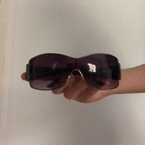 Y2k solglasögon 🐍 - Ett till par snygga y2k solglasögon. Små repor förekommer.                                                        Frakten är inkluderad i priset 💋