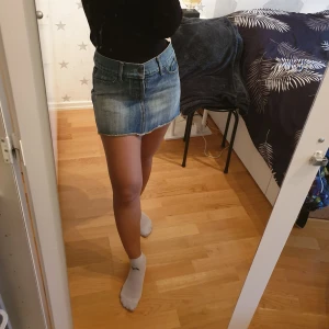 Jeans kjol (storlek M) - En kort kjol som har storlek M. Säljer för 80 kr (frakt ingår i priset) 💓😊