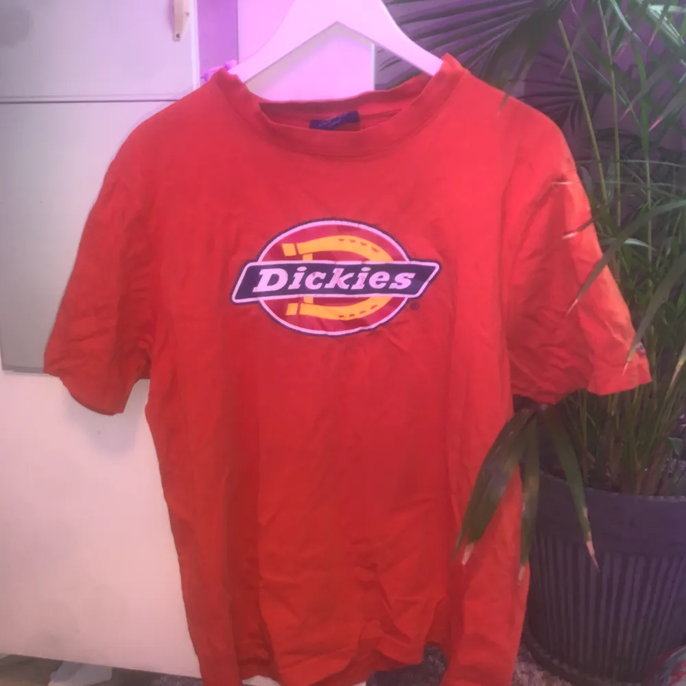 Snygg Dickies t-shirt i färgen orange. Den är L i herrstorlek så väldigt oversized. Lägg bud eller köp för 50kr!☺️ Köpare står för frakten👻 (som man kan se på bilden är märket ganska slitet). T-shirts.
