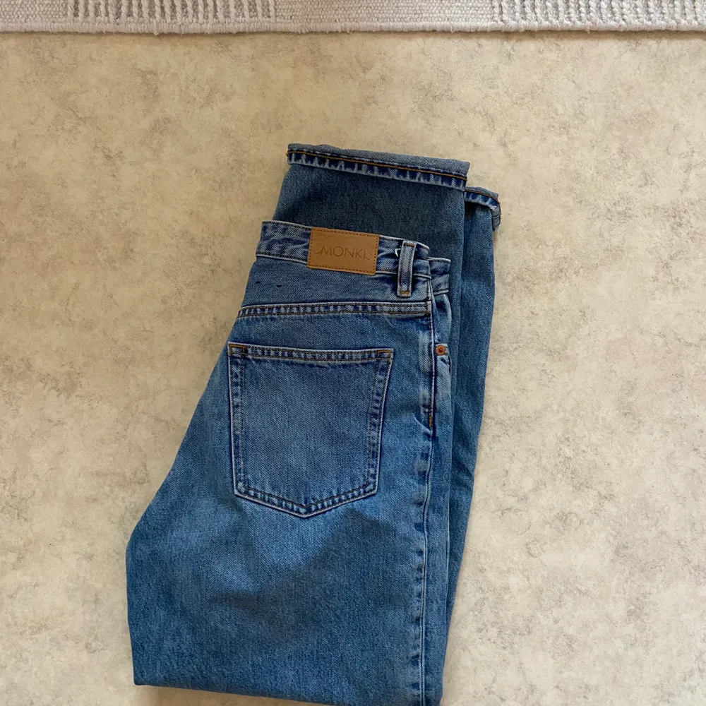 Blåa jeans från Monki i storlek 28 (Style: Taiki)!! Jättesköna och knappt använda, säljer bara pga storlek 🦋 (Nypris 400) Frakt tillkommer 💚💚. Jeans & Byxor.