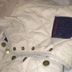 Väst - Denna godbit kommer tyvärr inte till användning. Storlek XS men passar S/M åxo. Använd 1 ggr har en liten fläck inne som inte syns. från märket bondelid