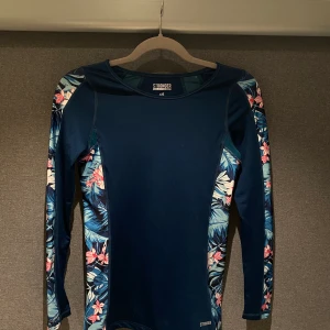 Långärmad träningströja  - Mörkblå träningströja från stronger. Använd fåtal gånger 