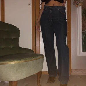 Klassiska jeans - Jättesnygga och sköna jeans med fina färgglada detaljer på bakfickorna💛💖🤎❤️