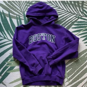 Lila Hoodie, S - En jätte fin lila hoodie! Som jag köpt här på plick men som jag nu säljer! Den är i stolek S 💜💜💜buda i kommentarerna😃😃högsta bud:300kr