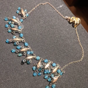 Halsband - Otroligt fint halsband som skiftar lite i färg beroende på ljus. Ligger stilla runt halsen. nickelfritt. Alla smycken ta 3 betala för 2, billigaste på köpet