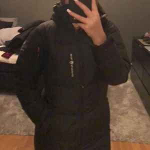 sail racing jacka - Säljer min super snygga sail racing jacka då jag har köpt en ny jacka. Jackan är köpt på stadium under förra vintern. Ny priset på jackan är 3499kr 