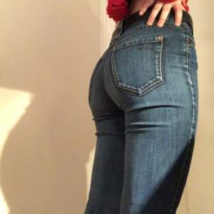 Så snygga denim jeans från Esprit! Raka nedtill. Passar perfekt på mig som är 164 men de är uppsydda så om man sprättar upp blir de ca 2-3 cm längre så isf passar nogon som är 166-167💕💕 I mycket bra skick! (Obs skärpet ingår ej)🥰 de är , runt 80 cm i midjan 