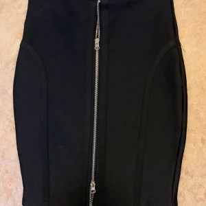 Bandagekjol - Färg: svart. I nytt skick. 