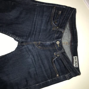 Crocker jeans - Mörkblå tighta crocker jeans i storlek 26/34. Modellen heter hit low och är altså en lågmidjad tight byxa!!!