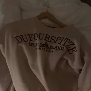 Jätte fin oversized tröja❤️ Säljer för har behov av pengar! helt ny oanvänd - Beige med brun text