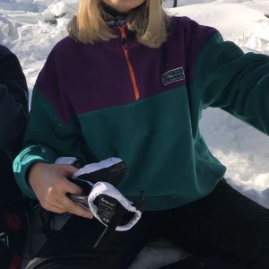 Zip up hoodie - Säljer den här as snygga tröjan ifrån junkyard i jätte fina färger då den kommer till alldeles för lite användning. Den är jätte skön och varm funkar lika bra till vardags som när man ska åka skidor. Jag är en S och tröjan sitter snygga oversized på mig. Nypriset är 500 kr, skriv privat för fler bilder. Om du inte kan mötas upp i Stockholm ligger frakten på 63 kr💕 !! Säljer även tröjan i vit om någon skulle vara intresserad av den istället!! 