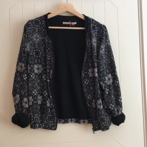  - Kofta / jacka i storlek s. Frakten står köparen för. Betalning sker via swish 