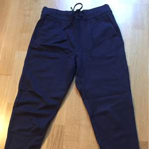 Mörkblå pop-trash byxor i storlek XS och längd 30. Supersköna och inte använda mer än någon gång.  Köparen betalar frakt. 