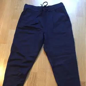 Mörkblå pop-trash byxor i storlek XS och längd 30. Supersköna och inte använda mer än någon gång.  Köparen betalar frakt. 