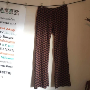  - Snygga lite utsvängda byxor från h&m, tyvärr lite stora på mig! Perfekta för en 38