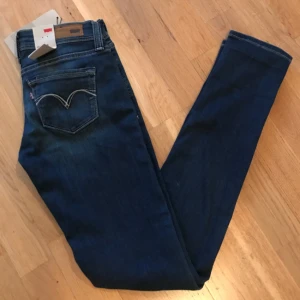  - Helt oanvända Levi's! Alla lappar finns kvar. Modellen heter Demi Curve, de är i stretch med låg midja och tajt i modellen. 