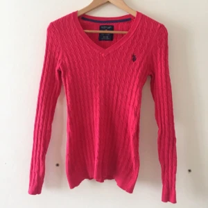  - V-ringad Polo-tröja, kabelstickad, fuschia/cerise, passar S. 