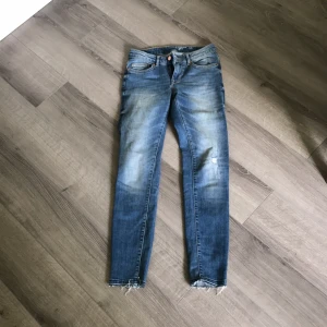  - Säljer ett par jeans från Lindex, storlek 34 passar även 36. Aldrig använda.