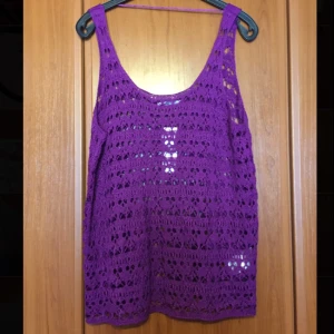  - Lila stickad linne i Strl M från Gina tricot.  Prislapp kvar.  Ni står för frakten om vi inte möts upp. 