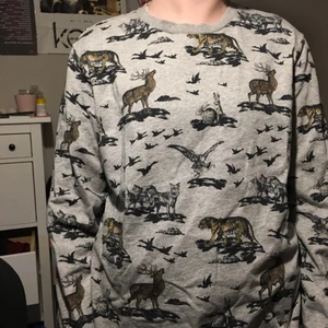  - Fin tröja från HM som använts ett fåtal gånger! Väldigt fint skick på trycket:-)  Köparen står för frakten, kan också mötas upp runt helsingborgsområdet!