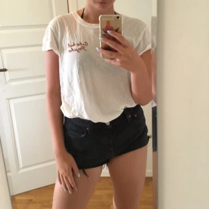  - T-shirt från Brandy Melville med texten "cute but phycho" lite skrynklig på bilden men försvinner fort. Super skönt material, passar från XS-M ✨✨🌶✨🌶✨🌶✨