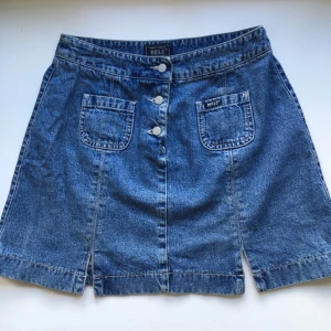 Jeanskjol mini 90s - Högt älskad och använd jeanskjol från Rifle. Tyvärr för liten.  A-linje och kort. Inklusive frakt 