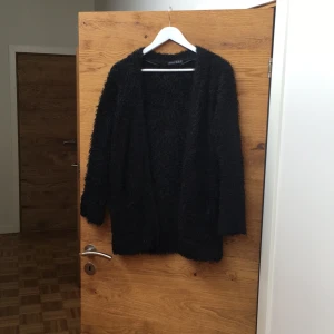  - Svart fluffig supermysig kofta, perfekt nu på sommarkvällar istället för jacka 