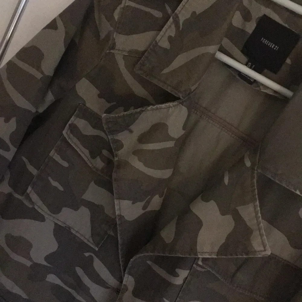  camouflage jacka från forever21 . Jackor.