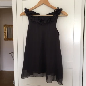  - Mörkgrått/mullvadsfärgat linne i storlek XS. Linnet är inte genomskinligt utan har ett andra lager tyg inuti. Hänger bara i garderoben och behöver ett nytt hem!