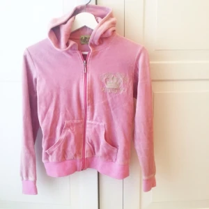  - Tröja från Juicy Couture i använt skick. Står medium med borde passa för small. 
