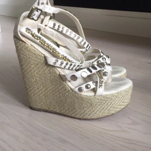  - Fantastiskt vackra klackar från Nelly. Säljes då de är för smala för mina fötter