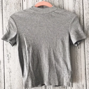  - Tröja från Monki i halvpolo. Säljes för 30kr, frakt tillkommer 