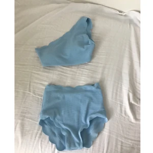  - Snygg högmidjad bikini från Zaful, aldrig använd! 50 kr/st eller 80 för båda! ☀️ 