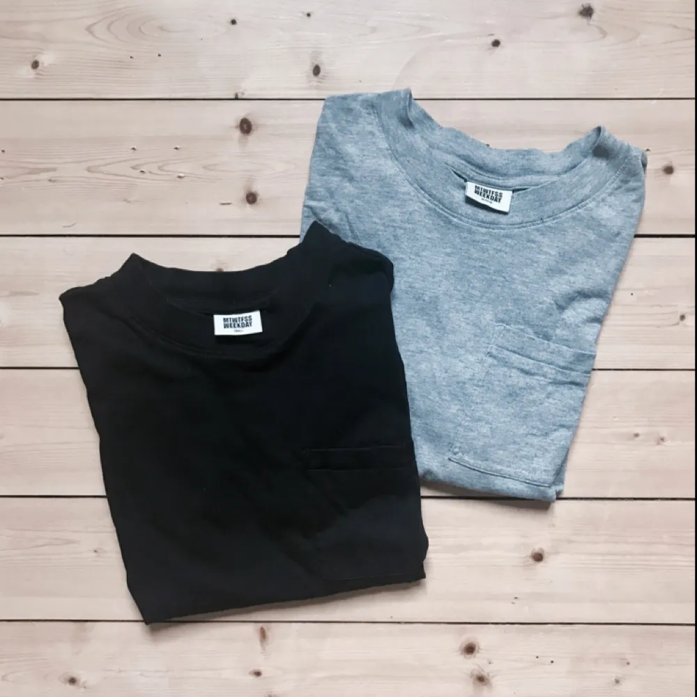 T-shirts med bröstficka från Weekday- Den svarta är strl S och den grå i strl M. 1 för 40kr 2 för 60kr! . Toppar.