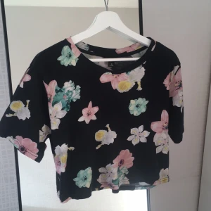  - Fin och bekväm blommig croptop från Monki! Passar XS-M, bra skick!