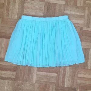  - Somrig kjol, Säljer massa billiga kläder pga flytt