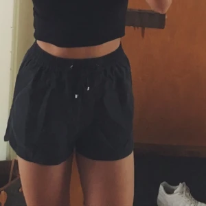  - Mörkgrå (gråsvarta) shorts med snörning i midjan, väldigt sköna! Det är svårt att fånga materialet på bild, det är väldigt mjukt, nästan sammetsaktigt. Normala i storleken! Frakt: 20kr. 