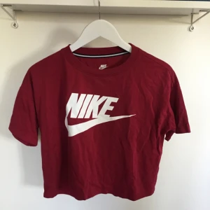  - Nike skate top ✨ en kär favorit i garderoben. En kortare tröja med inte så att man visar hud. I fin vinröd färg! 