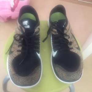  - Nike flyknit skor (unika) och slutsålda världen över! I jättebra skick köpa i New York (Nike butiken), strl 10.5 (US) och 44.5 EU. Självklart äkta som alla andra varor jag säljer.  Prutat och klart! Kan ev. Bjuda på frakt om affären går snabbt :)  Nypris 1800 kr