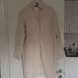  - Gräddvit jacka från vila. Har rosa/rosé dragkedja och sparsamt använd. Säljer för att jag inte använder den längre. Köpte den förra sommaren för 799 kr. Köparen står för frakten. 