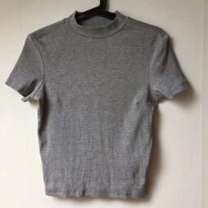  - Fin ribbad topp från Monki. Använd en gång, tvättad. 