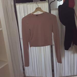 Jättesöt kortare rosa tröja ifrån HM 💘 Går lite längre ner än till naveln på mig som är 164cm. Kan mötas upp i Östersund, annars står köparen för frakt.